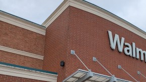 Walmart emplea cerca de 2,390 titulares de visas H-1B, lo que le convierte en el mayor usuario de este tipo de visado entre cadenas minoristas.